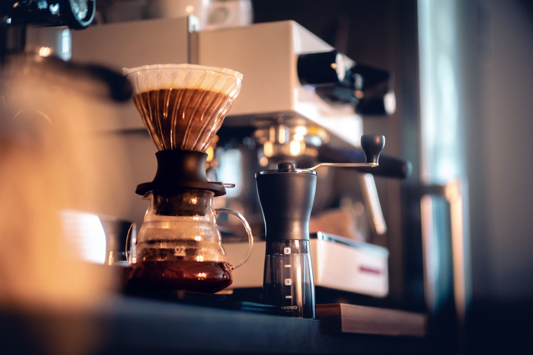 Hario Server mit Dripper und Handmühle