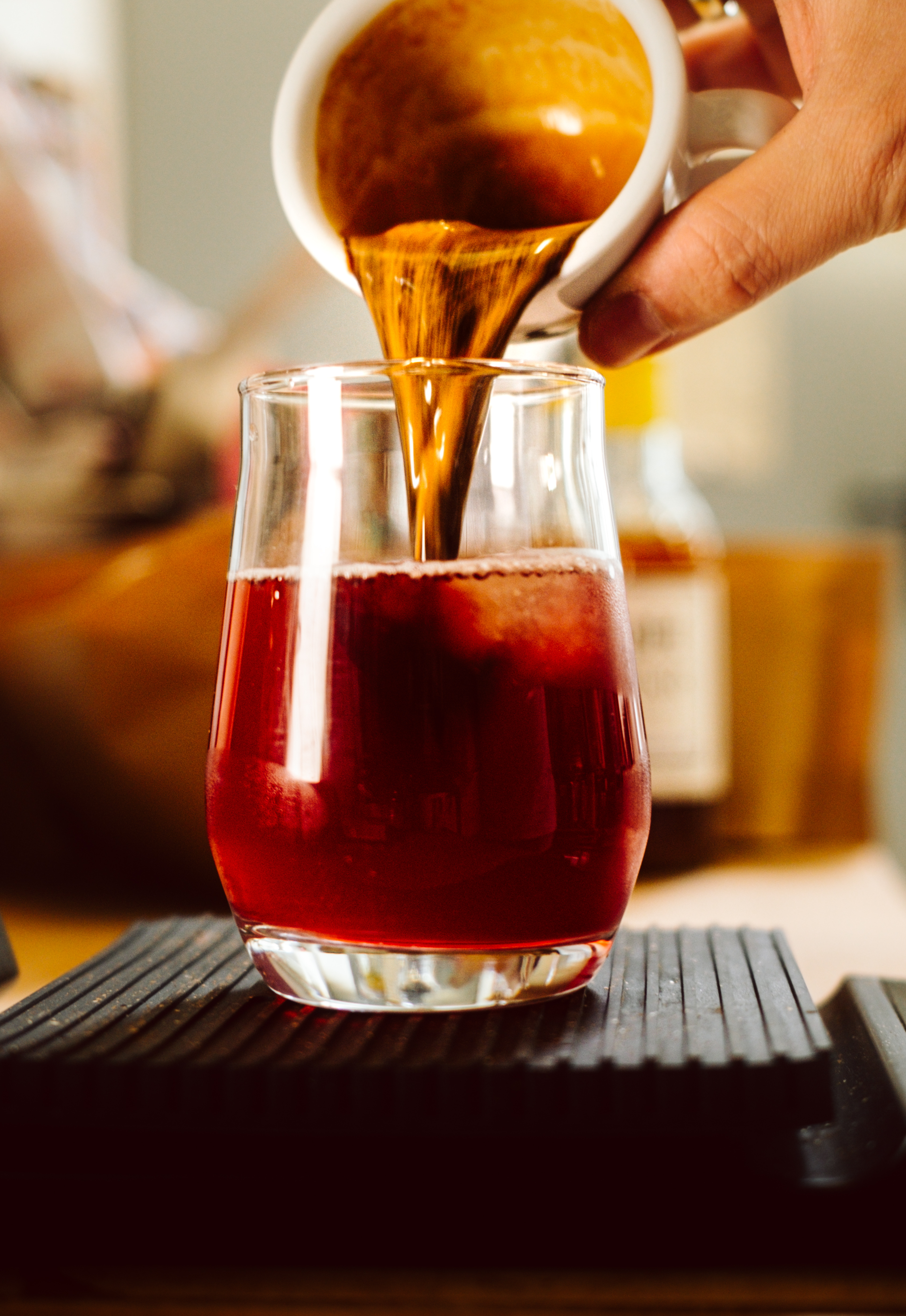 Espresso wird in das Tonic-Getränk gegossen