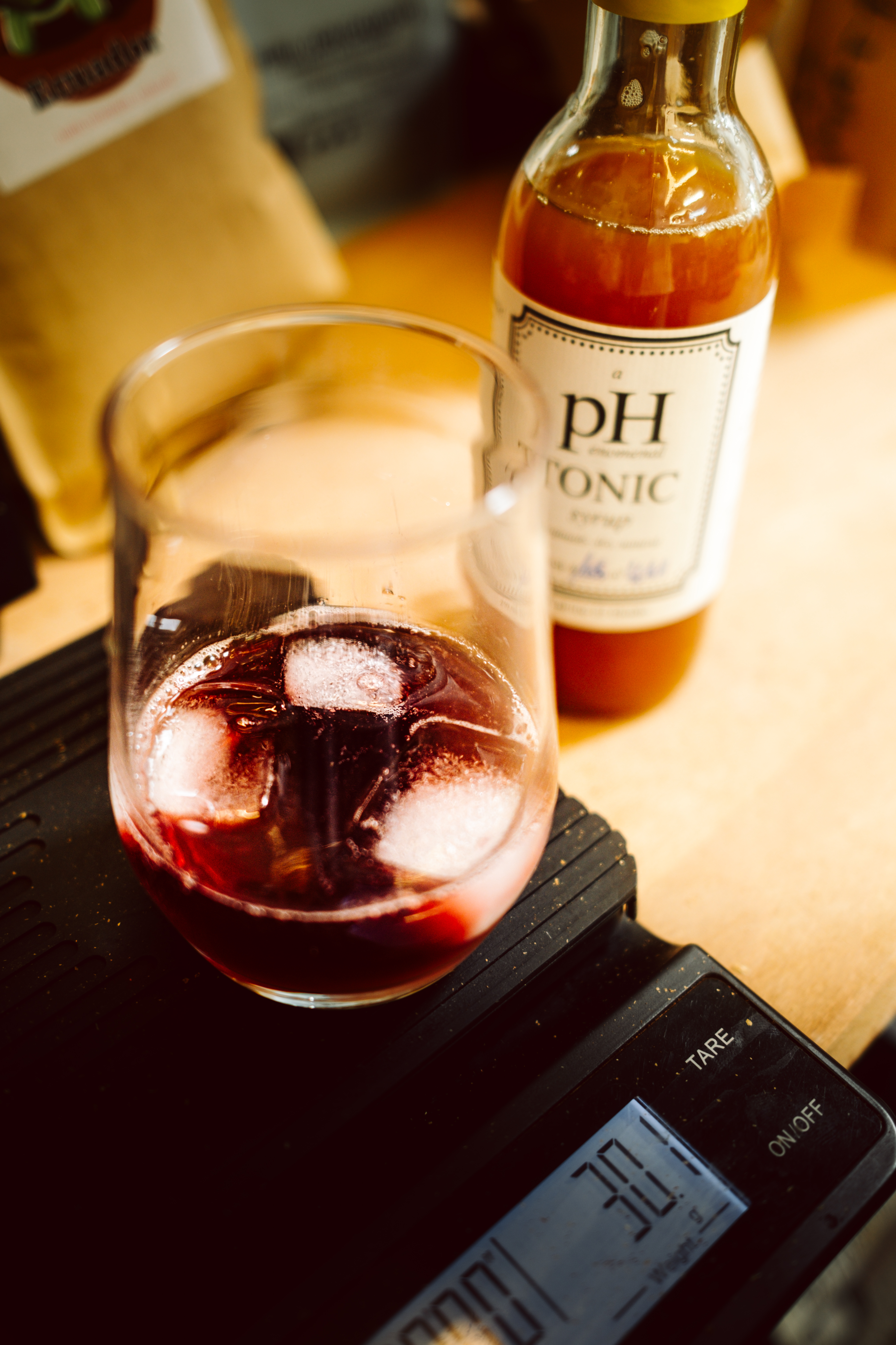 Rotes Tonic-Getränk mit Sirupflasche