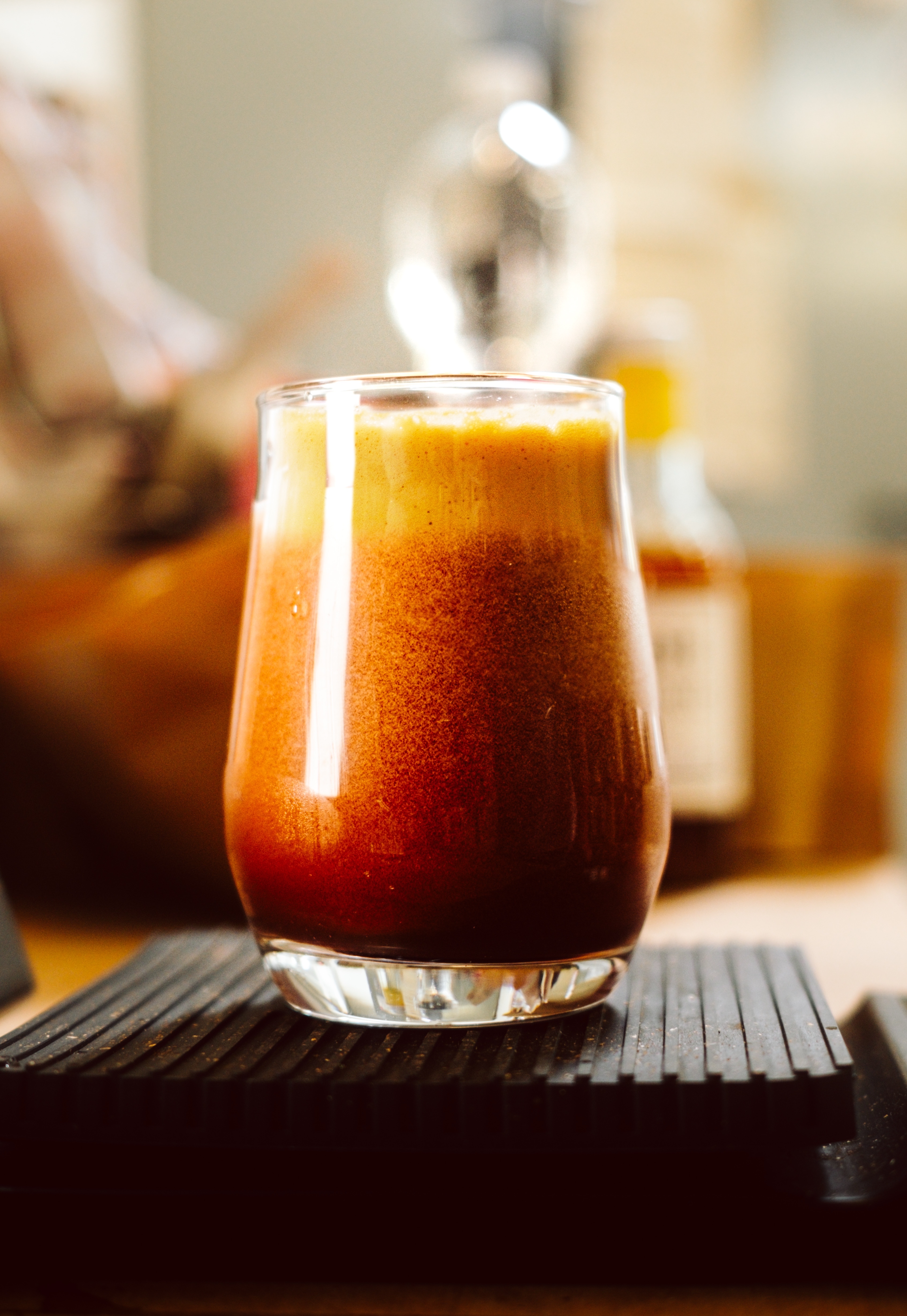 Fertiger Espresso-Tonic mit Schaum