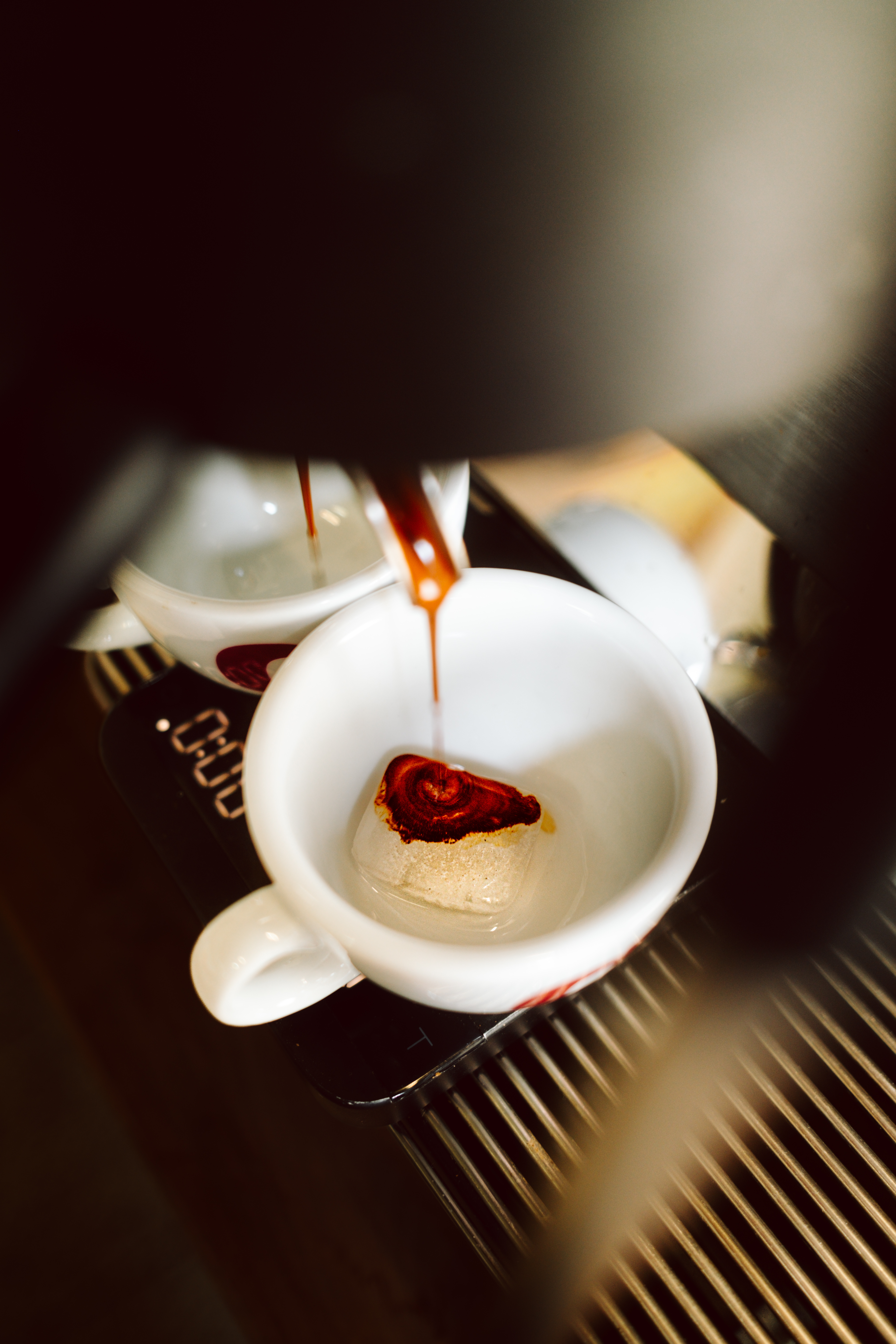 Zubereitung eines Espresso-Tonic